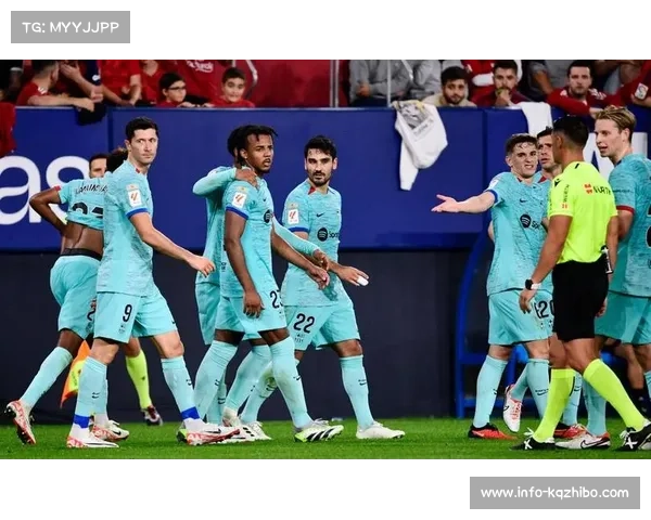 巴萨vs奥萨苏纳观众席爆满，球迷横幅声援加维伤退